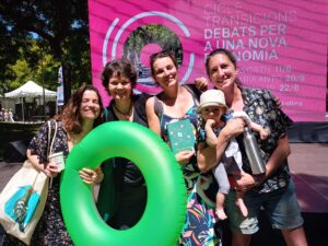 Kate Raworth, una donut, y Boodaville en Barcelona